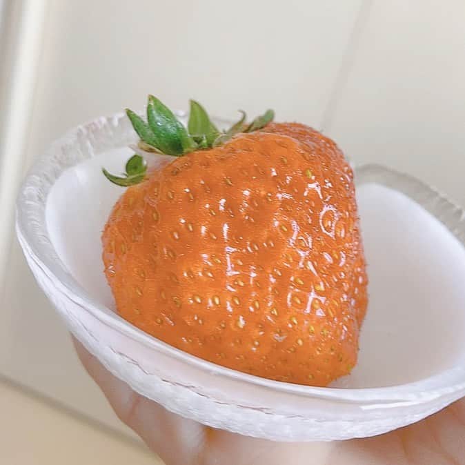 Dorothy Little Happyのインスタグラム：「どーん！ だいすきないちごっ🍓 ・ ・ 大きさ伝われーー！笑 ・ #齋藤きらら  #いちご」