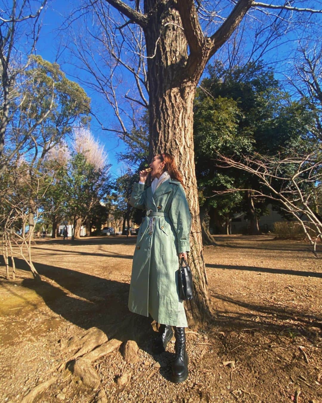 AMIのインスタグラム：「@murua_official  New trench coat ❤︎ ❤︎ ちなみに食べているのは美味しい美味しいドーナツです ❤︎ ❤︎ ドーナツって美味しいよね ❤︎ ❤︎」