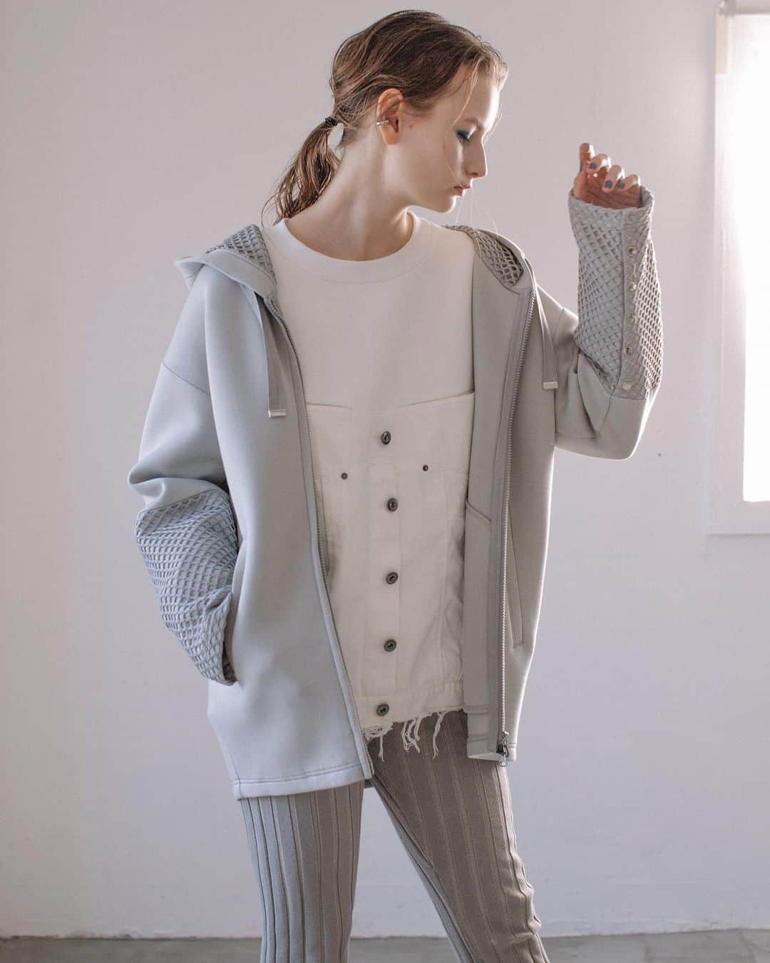 AULA AILAのインスタグラム：「【AULA AILA 2021 SS COLLECTION】  MESH LAYERED ZIP HOODIE  OFF WHITE/GRAY/BLACK SIZE:0 ¥18,000   DENIM COMBINATION PULLOVER WHITE/BLUEIN/DIGO SIZE:0 ¥19,000   ✔️OFFICIAL WEB STOREにて好評発売中。」