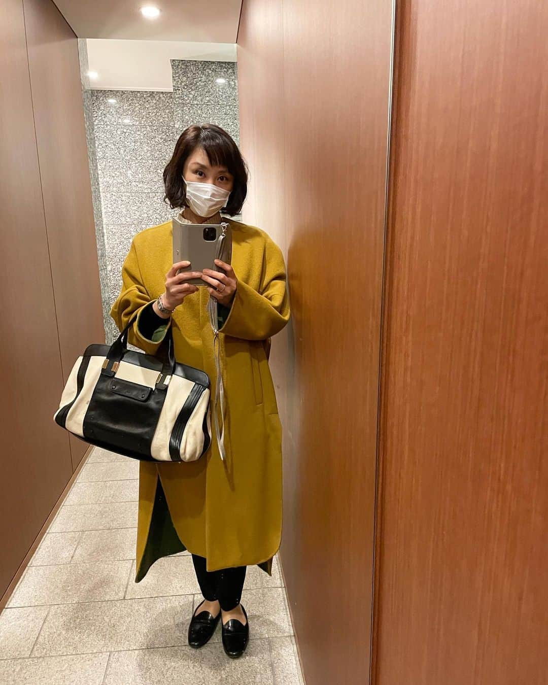 山口もえさんのインスタグラム写真 - (山口もえInstagram)「・  お仕事に向かう私 私服だよ😊 お気に入りのコーディネートができると 心がワクワクする💓 お気に入りのコーディネートができると しばらくそればっかり着る！！笑  コートはENFOLD バッグはChloe 靴はPIERRE HARDY  #私服 #お気に入りって言葉がすき♡ #ものをすぐに買わないタイプ #吟味して吟味してやっと買う #買うのを悩んでやめて日を改めもう一度お店に行くと欲しかったものが売れてなくなっているタイプ#ぴえん」2月19日 21時26分 - moe_yamaguchi0611