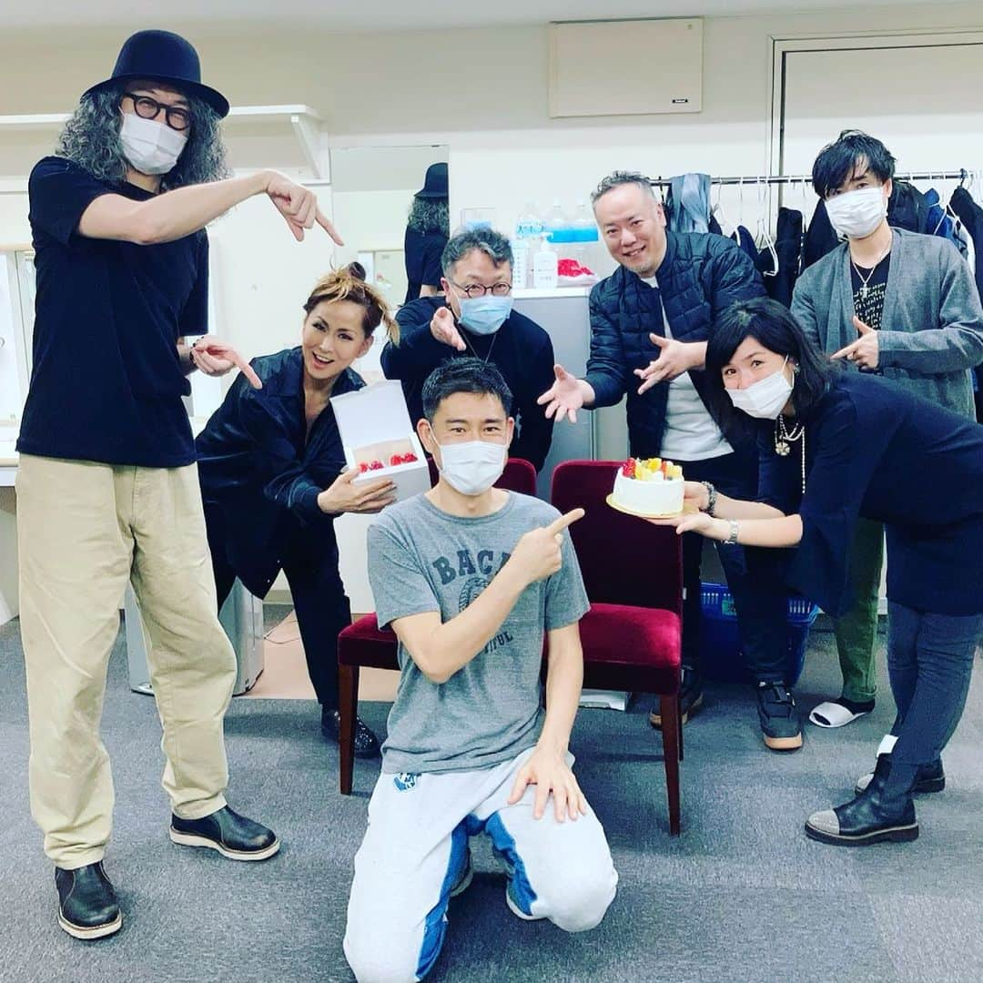 瓜生明希葉さんのインスタグラム写真 - (瓜生明希葉Instagram)「ミヤコレ、無事に初日開けました🎊 一年越しの想いが実現！！お越しくださったお客様、ありがとうございました🥰  美弥ちゃんのスタイリッシュでセクシー、そしてチャーミングな魅力をご堪能頂ければ嬉しいです😊！  美弥バンドのドラムだいちゃんがお誕生日でした🎂 この仲間でステージが創れて幸せ！  #ミヤコレ #美弥るりか  #初日だよ   #bandmembers  #立川智也  #矢吹卓 #武藤良明  #濱崎大地  #棚橋una信仁  #kazco」2月19日 21時28分 - akiha_uryu