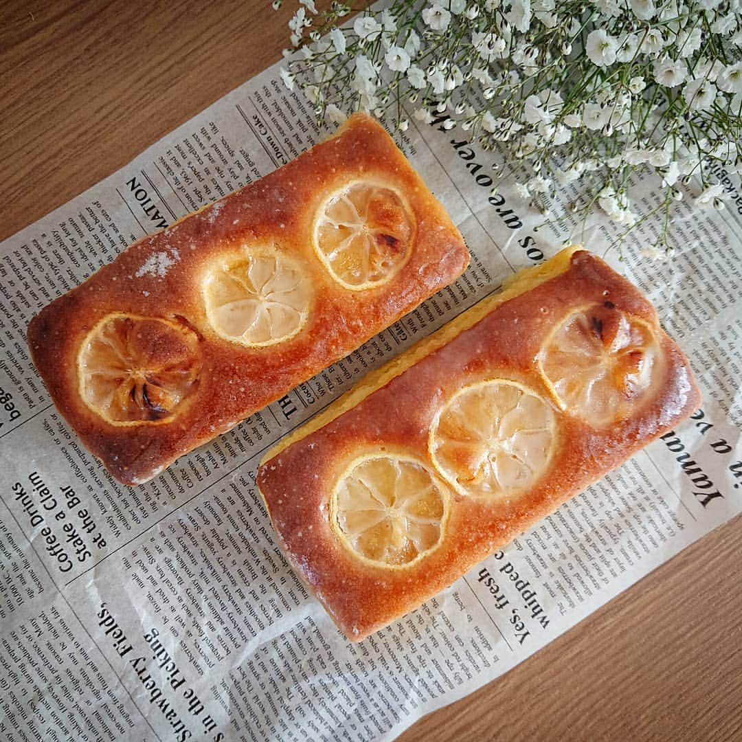 秦まりなさんのインスタグラム写真 - (秦まりなInstagram)「レモンケーキを焼いてみました🍋 使ったレモンは、杉原美香さん(@mika_sugihara )さんにいただいたもの✨ 立派な国産レモンだったので、皮もすりおろして丸ごとたっぷり使わせていただきました！ ちょっと表面が焦げてしまいましたが、甘酸っぱくてさわやかな味が幸せ～😍 美香さん、立派なレモンをありがとうございました✨  いつも子育てのこと、仕事のこと、何でも相談に乗ってくださる美香さんは、私の憧れの女性✨ 最近、YouTubeも始められたとのこと、着物姿で山陰各地いろんなところに出向かれています！ 美しくパワフルで笑顔いっぱいの美香さんの姿に、元気をもらえること間違いなし！ 『みかチャンネル』、ぜひのぞいてみてくださいね～✨ . . . #レモンケーキ #レモンパウンドケーキ #パウンドケーキ #レモン #lemon #lemoncake #おうちカフェ  #手作りスイーツ #手作りお菓子 #家カフェ #cafetime #teatime」2月19日 21時29分 - marina.hata