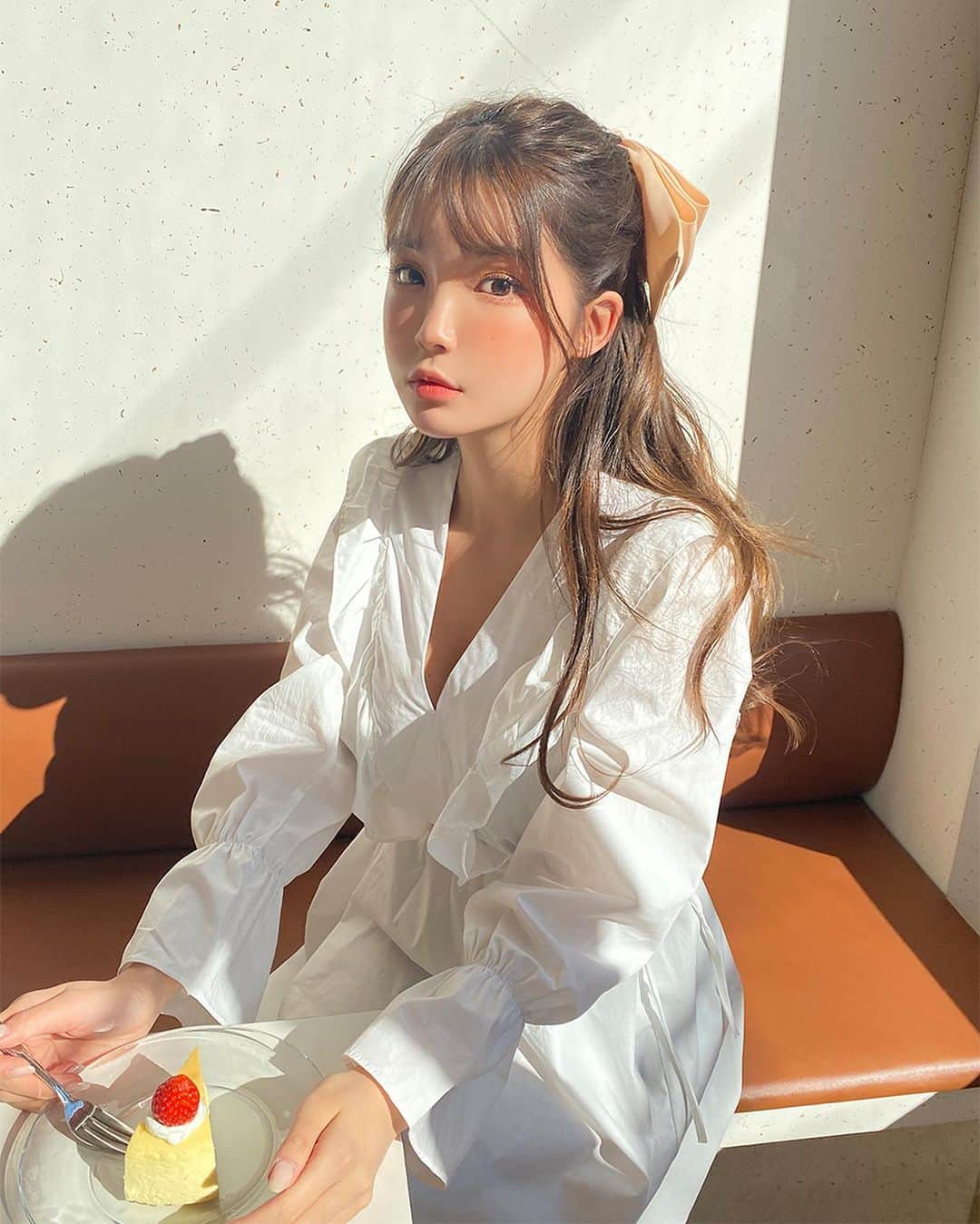 Chuuのインスタグラム：「샤랄라한 러블리 프릴 원피스✨ 사이드 스트랩으로 자연스럽게 허리 라인을 슬림하게 연출해주어요🤎 리본 헤어핀과 함께 러블리 큐티 무드 연출해보아요❣️  #chuu#츄 #lovely_daily_look_chuu」