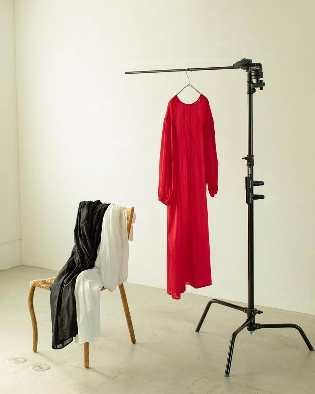 Miki Kanekoさんのインスタグラム写真 - (Miki KanekoInstagram)「@audreyandjohnwad × @mikiaoba 💛  この度 audreyandjohnwad さんとコラボして、お洋服を作らせて頂きました🥺💛  3/5(金)に予約販売がスタートします🏃‍♂️  ⚫︎シャンブレーコーデュロイサロペット （ベージュ、ブルー） ⚫︎シャンブレーコーデュロイシャツジャケット （ベージュ、ブルー） ⚫︎2wayボリュームスリーブワンピースの金子三記コラボカラー・コラボサイズ（丈長め※元々の通常丈もあります） （ホワイト、ブラック、レッド）  の3型です。  夏も着られる素材でお作りしています☺️ またこだわりポイントなど投稿していこうと思いますので、お付き合いください🤲💕  @landwards_ec  #audreyandjohnwad_by金子三記  #landwards#audreyandjohnwad」2月19日 21時31分 - mikiaoba