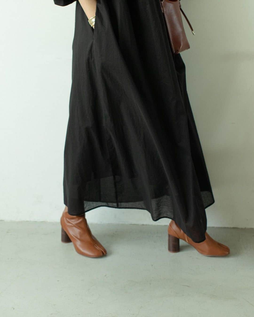 Miki Kanekoさんのインスタグラム写真 - (Miki KanekoInstagram)「@audreyandjohnwad × @mikiaoba 💛  この度 audreyandjohnwad さんとコラボして、お洋服を作らせて頂きました🥺💛  3/5(金)に予約販売がスタートします🏃‍♂️  ⚫︎シャンブレーコーデュロイサロペット （ベージュ、ブルー） ⚫︎シャンブレーコーデュロイシャツジャケット （ベージュ、ブルー） ⚫︎2wayボリュームスリーブワンピースの金子三記コラボカラー・コラボサイズ（丈長め※元々の通常丈もあります） （ホワイト、ブラック、レッド）  の3型です。  夏も着られる素材でお作りしています☺️ またこだわりポイントなど投稿していこうと思いますので、お付き合いください🤲💕  @landwards_ec  #audreyandjohnwad_by金子三記  #landwards#audreyandjohnwad」2月19日 21時31分 - mikiaoba
