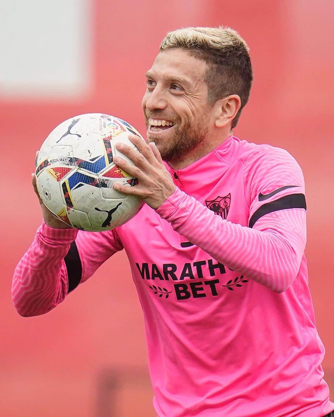 セビージャFCのインスタグラム：「🤙🏻 ℍ𝕒𝕡𝕡𝕪 𝔽𝕣𝕚𝕕𝕒𝕪 😃  #friday #training #sevillafc #papugomez #laliga」