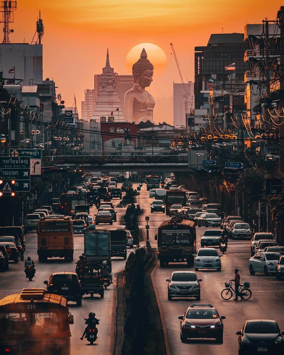 FUJIFILM INDONESIAさんのインスタグラム写真 - (FUJIFILM INDONESIAInstagram)「Photographer @kankankavee menampilkan keindahan kota Bangkok, Thailand saat senja menjelang malam hari. Semburat senja hingga gemerlap cahaya saat malam hari menjadi keindahan dari foto-foto ini.  Captured by @kankankavee using FUJIFILM X-T4 Lens Fujinon XF70-300mmF4-5.6 R LM OIS WR  #XF70300mm #XT4 #XT4_id #fujifilm_id」2月19日 21時32分 - fujifilm_id