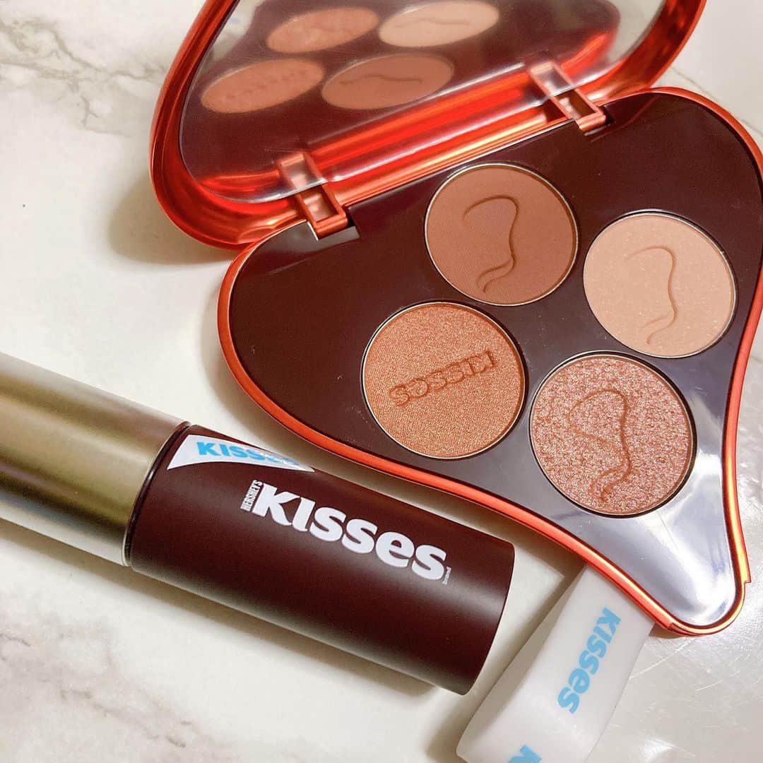 古城優奈のインスタグラム：「ずっと欲しかった#etudehouse の#キスチョコレートコレクション　♡♡♡  めちゃ可愛い🤤🍫  #エチュードハウス  #キスチョコレートプレイカラーアイズ #キスチョコレートムースティント #hersheys #hershyskisses #韓国コスメ」