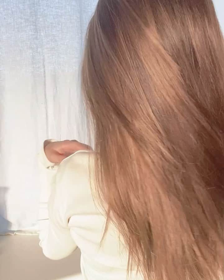 のインスタグラム：「前に載せた @rglow_jp のシャントリ 髪の細い私でもサラサラなるし これドライヤーしただけ😆  香りもいいし艶でるし 何より入れ物も可愛いの✨  ホームケアしたい人今の時期だし 多いと思うんだよね！ プレゼントキャンペーン🎁も してるらしいので 気になる人試してみたい人 公式インスタグラムチェックしてみてね！✨  . . #rglow #アールグロウ #シャンプー #トリートメント #プレゼントキャンペーン #プレゼント企画」