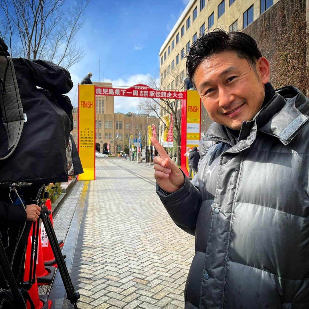 下山英哉さんのインスタグラム写真 - (下山英哉Instagram)「鹿児島県下一周駅伝🏃‍♂️ 4日目と最終日に同行取材^_^  県内12地区を代表するランナーが 5日間に渡り583.8キロをタスキで繋ぎました‼️  49年ぶりの日置の総合優勝で 幕を閉じました^_^  県内選手や県出身者が 全国レベルで活躍しているのも こうした伝統の大会があってこそ😊  今年も… 各区間、各中継所、各選手、各チーム そこに…ストーリーと感動がありました^_^  ※この写真撮影の時だけ 黙ってマスクを外しました。  #鹿児島県下一周駅伝  #県下一周駅伝 #第68回 #伝統の駅伝 #同行取材 #53区間　にストーリー #583.8キロ　 #鹿児島 #kagoshima #mbc1ch #mbctv #ニューズナウ #newsnow  #4日目 #5日目 #同行取材 #下山英哉 #アナウンサー #ekiden  #sports #mbcsports #personality  #箱根駅伝　へ #我が母校に進学の選手にインタビュー #今後の活躍に期待 #感動をありがとう」2月19日 21時33分 - shimoyama.hideya