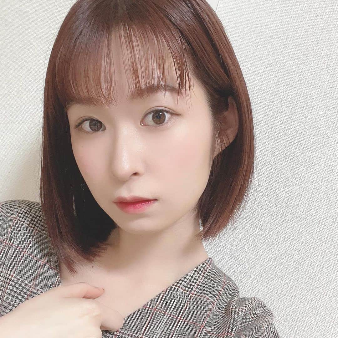 紫帆のインスタグラム：「髪がサラサラでお洒落が更に楽しくなりました。  髪がきれいだとヘアアクセ何もつけなくても決まる。天才。  #ボブ #ボブヘア #美容室 #美容院 #サロン #タレント #女優 #タレント #ナチュラルメイク #メイク#写真 #お洒落 #お洒落さんと繋がりたい」