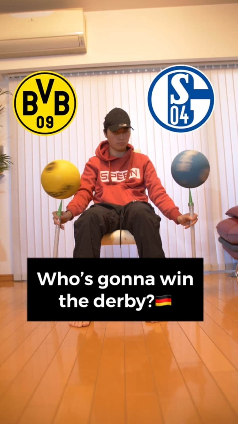 りゅートリックスのインスタグラム：「Whoever lasts spin longer will win the next match🟡🔵[ad]  Comment your score prediction of tomorrow’s Revierderby!  You can watch the match on Sky Perfect TV😁 ・ ・ ボールが長く続いた方が明日のダービーに勝ちます。ボールの予言は絶対です。 ・  #revierderby @bundesliga @blackyellow @s04」