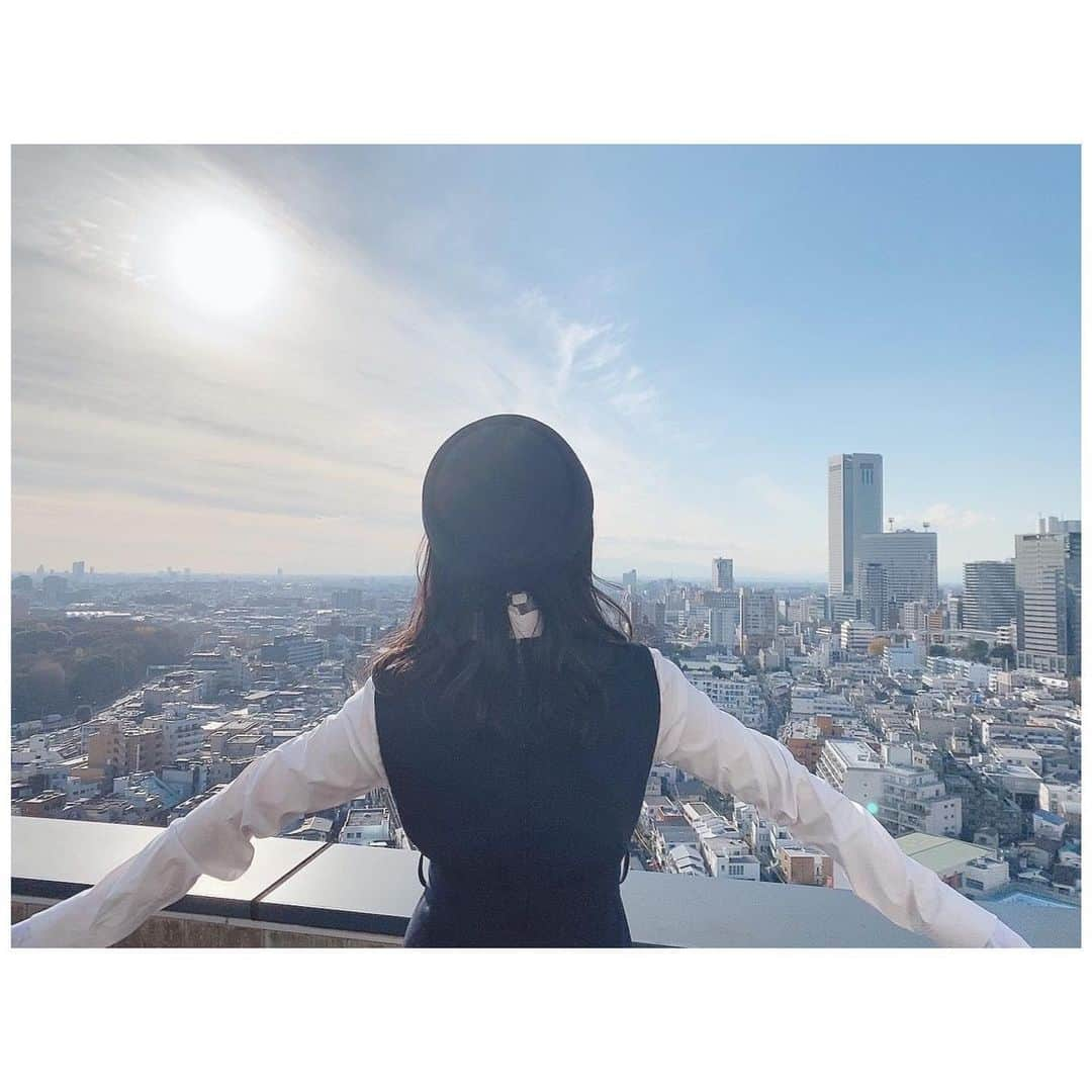 岩田陽菜さんのインスタグラム写真 - (岩田陽菜Instagram)「空に羽ばたけそうな気持ちになりました︎︎☁*°⋆͛*﻿ ﻿ ﻿ #衣装#バスガイド﻿ #STU48﻿ #写真#独り言で語るくらいなら#空#Sky#青#blue」2月19日 21時37分 - hina_naso_stu48