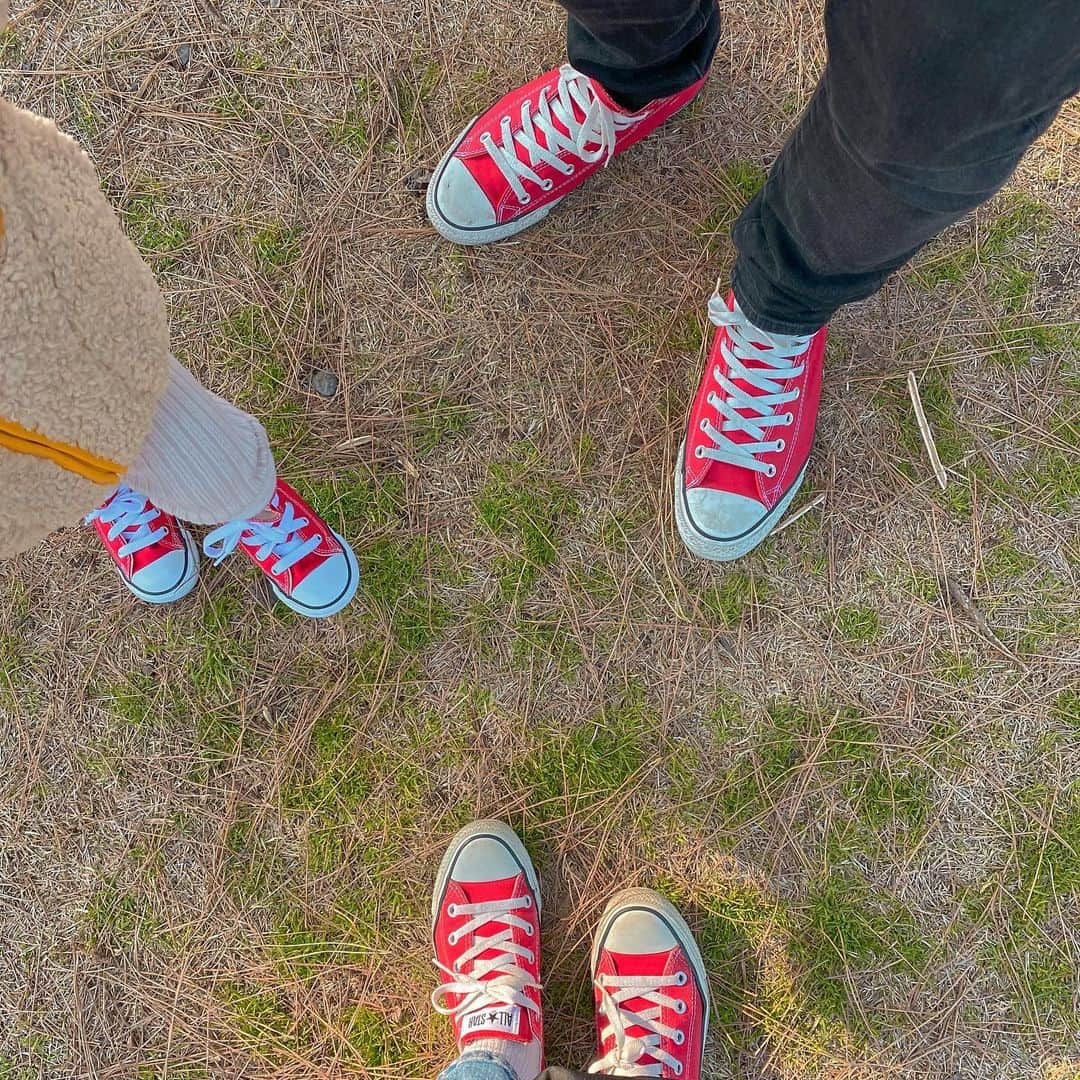 ゆかさんのインスタグラム写真 - (ゆかInstagram)「Our very first family (matched) shoes ♥️♥️♥️♥️♥️ 👟 @converse  . . 셋이 #컨버스 신고 나들이♥️ 今日は3人でコンバースリンクコーデ♥️ 👟 @converse_kr   . . . #ゆかすん夫婦 #family  #日韓夫婦  #韓国在住　#youtuber #韓国  #日韓夫婦  #유튜버 #제주맘  #아들맘  #한국살이 #국제커플 #국제부부  #부부  #韓国生活  #yukachannel  #일상  #아들과엄마  #赤ちゃんのいる生活 #ママと息子　#mommylife  #momlife #mommyandson  #커플신발 #컨버스 #コンバース　#converse #リンクコーデ　#커플룩 #ootd」2月19日 21時37分 - bjyuka