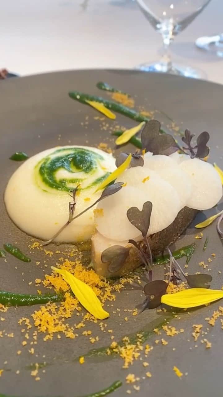 YUMIのインスタグラム：「リストランテKubotsuでランチ🍴🤤  食材や空間全てのこだわりから 食べる人や生産者の方への思いを感じました☺️✨  見ても食べても楽しませてくれる 時間の演出！！！！！💕  そして、シェフとスタッフの皆さんの 最高のホスピタリティ🥺✨  福岡にいながら旅行に行ったような、 そんな気分にさせていただきました✈️  素敵な時間をありがとうございました〜💗😊  #リストランテkubotsu #福岡ランチ  #福岡 #天神ランチ #福岡 #ウェディング」