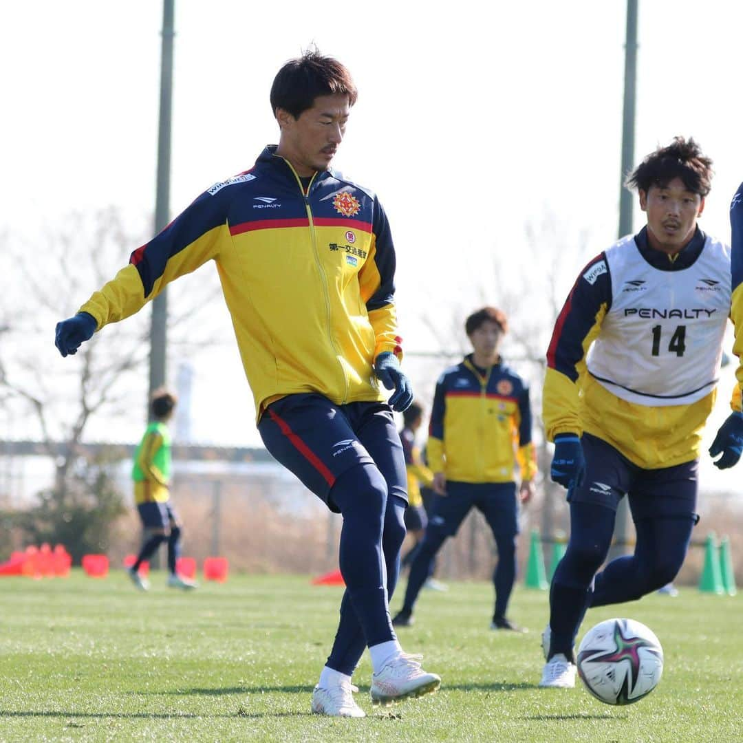 ギラヴァンツ北九州さんのインスタグラム写真 - (ギラヴァンツ北九州Instagram)「. 2/19 トレーニング⚽️ 久しぶりに雪のない綺麗なピッチで練習できました！ 開幕まで残り少ない日々、引き続き最高の準備を続けます💨 . #giravanz #ギラヴァンツ北九州 #ギラヴァンツ #北九州 #jリーグ #j2」2月19日 21時41分 - giravanz_kitakyushu