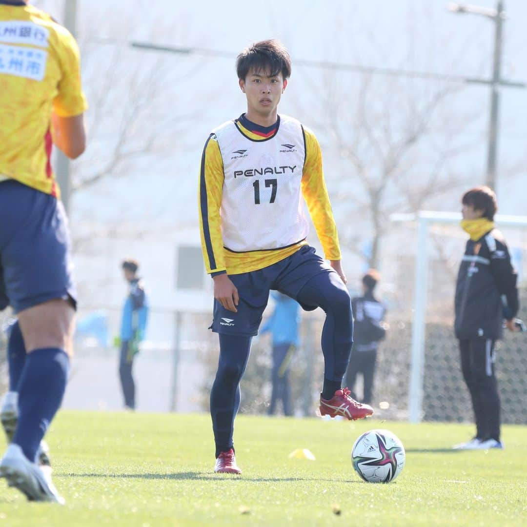 ギラヴァンツ北九州さんのインスタグラム写真 - (ギラヴァンツ北九州Instagram)「. 2/19 トレーニング⚽️ 久しぶりに雪のない綺麗なピッチで練習できました！ 開幕まで残り少ない日々、引き続き最高の準備を続けます💨 . #giravanz #ギラヴァンツ北九州 #ギラヴァンツ #北九州 #jリーグ #j2」2月19日 21時41分 - giravanz_kitakyushu