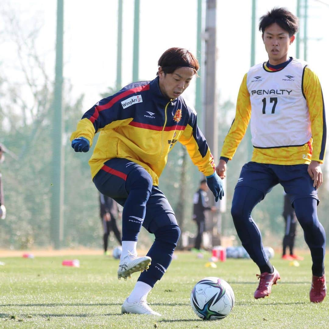 ギラヴァンツ北九州さんのインスタグラム写真 - (ギラヴァンツ北九州Instagram)「. 2/19 トレーニング⚽️ 久しぶりに雪のない綺麗なピッチで練習できました！ 開幕まで残り少ない日々、引き続き最高の準備を続けます💨 . #giravanz #ギラヴァンツ北九州 #ギラヴァンツ #北九州 #jリーグ #j2」2月19日 21時41分 - giravanz_kitakyushu