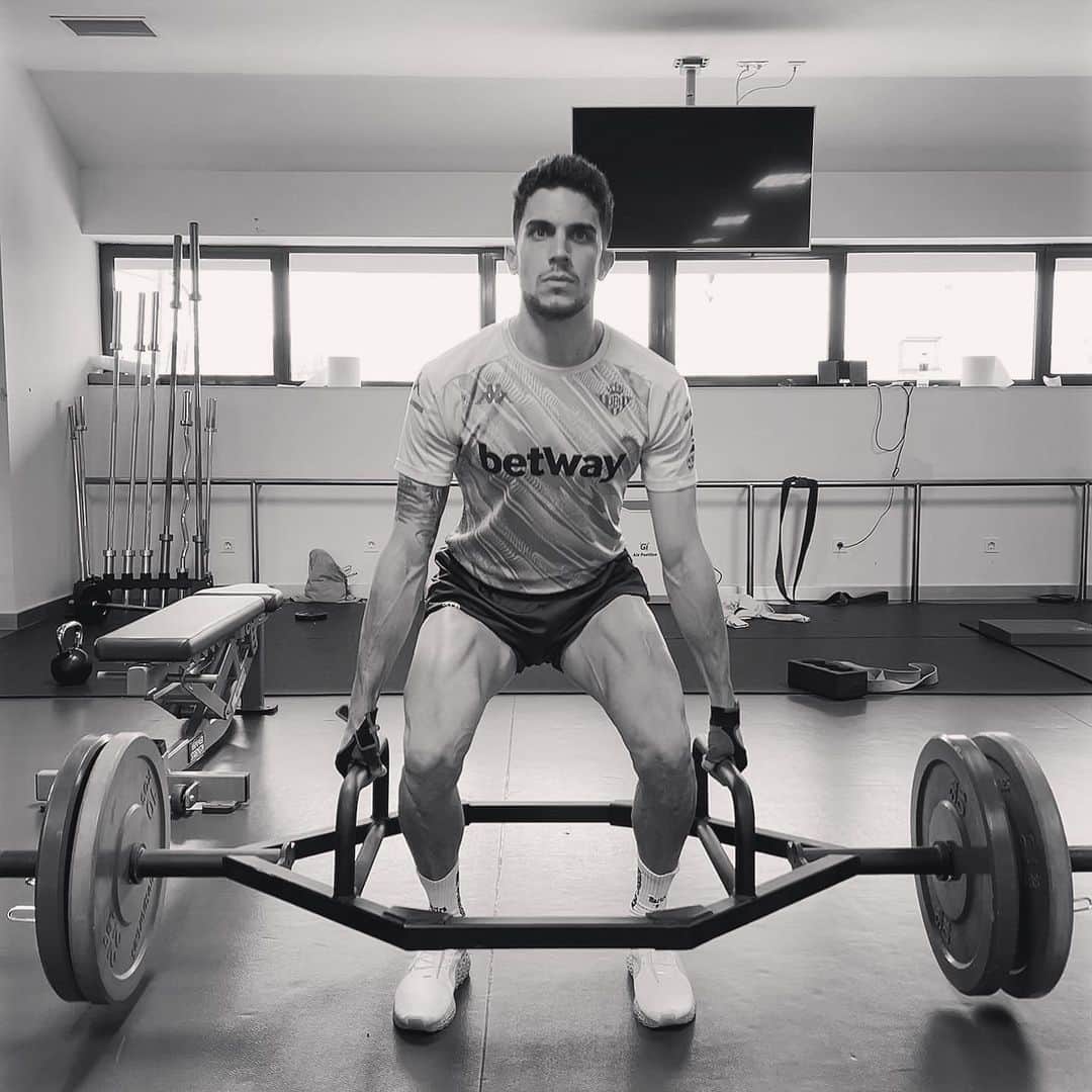 マルク・バルトラのインスタグラム：「Muy contento de poder decir que mi vesícula ya está curada 100% ! Ya ha pasado un mes desde que al fin supimos el causante de los cólicos que tenía, ya que cada vez estaban siendo más dolorosos y me hacían perder cada vez más peso.  Quiero agradecer a los doctores, preparadores y a nuestro nutricionista Giuseppe que me han ayudado muchísimo para que en menos de un mes vuelva a estar en forma y terminar por fin con estos contratiempos. Ahora sólo falta terminar de recuperar la lesión para que pronto pueda sumarme al equipo para seguir ayudando! Gracias por tantas muestras de cariño y apoyo durante este tiempo! Seguimos fuertes. 🧠💪🏼💚」