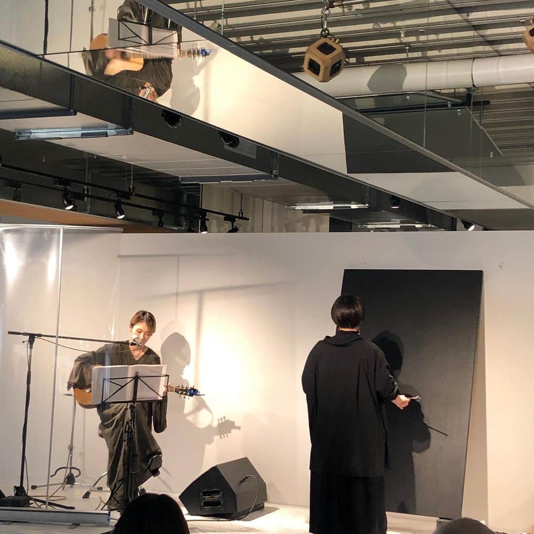 Warehouse TERRADA 寺田倉庫のインスタグラム：「新月  天王洲のWHAT CAFEでは、アートカルチャーを体感するイベント「ART MARKET TENNOZ」を前にレセプションが開催されました。 特別イベントはライブペイント、 当社の芸術文化発信施設「WHAT」にて開催中の展覧会「謳う建築」に書き下ろし楽曲を提供いただいているシンガーソングライター・中村月子さんと日本画家・丁子紅子さんによるコラボレーションでした。 来場者は中村月子さんの音楽に包まれながら、丁子紅子さんのアート作品が完成する瞬間を真剣に見つめていました。  明日、明後日も出展アーティストによるライブペイントをはじめ、さまざまなコンテンツが予定されています。  詳細はこちらから→ @artmkt_tennoz  ART MARKET TENNOZ 2月20日（土）11:00-19:30 2月21日（日）11:00-18:00」