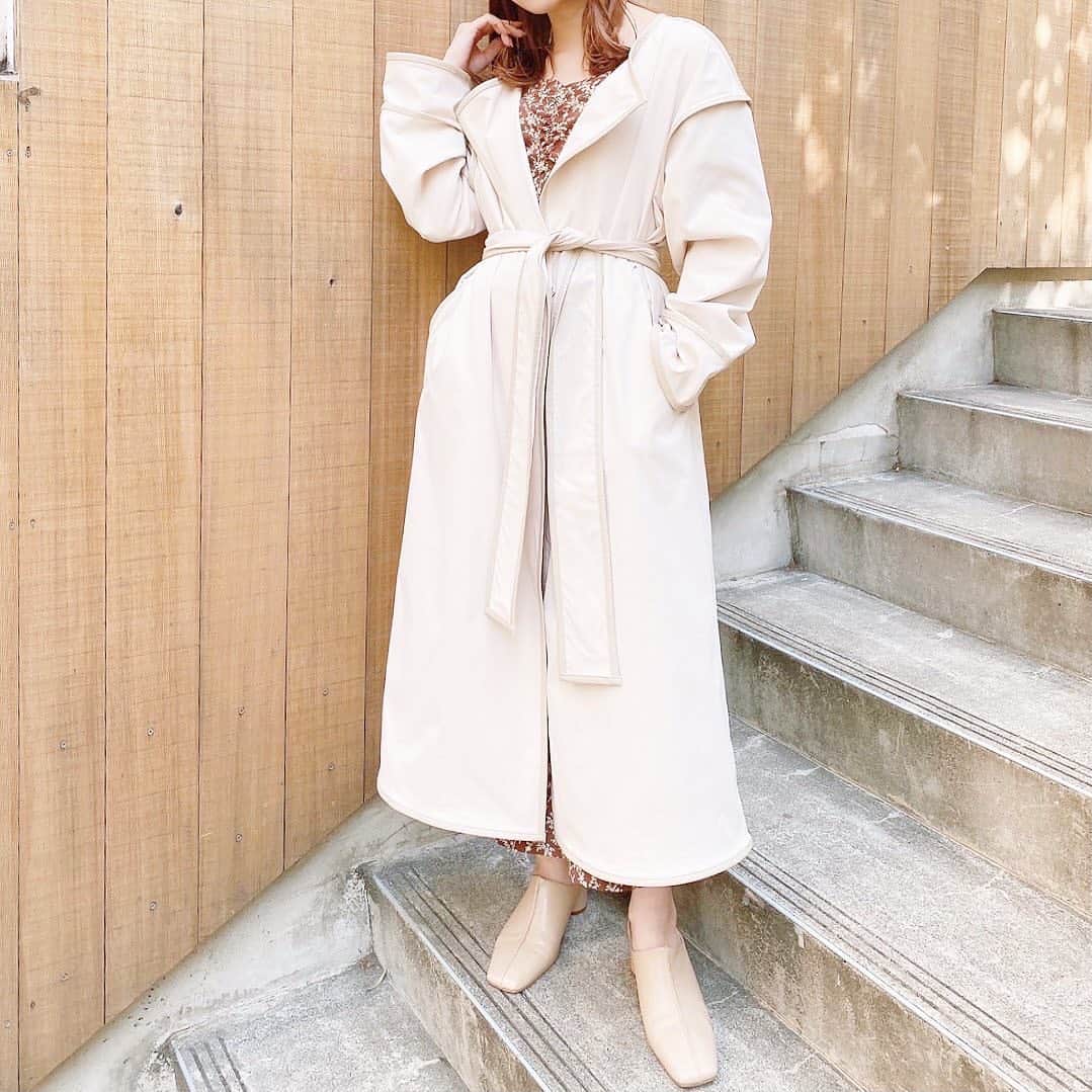 Vannie Officialのインスタグラム：「【パイピングロングトレンチコート】¥5,400+tax   旬ルック間違いなし！この春の大本命アウター♡   《styling》 冬に人気のアウターが春ver.になり登場♪ どんなコーデにも色味にも合わせやすいすっきり見えロングアウターです！ 今年らしい配色パイピングは羽織るだけでたちまちトレンドルックに…♡ 付属のウエストリボンは一巻きでオトナっぽく、リボンで可愛らしくと雰囲気を変えて着られちゃいます◎   《detail》 大きめの襟がVANNIEっぽく、1番の可愛いポイント♡ ボリュームtopsも楽々着られる大きめのアームホールと、後ろにスリット入っており裾さばきもしやすい仕様です◎ フロントはダブルのスナップボタンになっており、リボンなしでカジュアルにも着られます。   《fabric》 張り感がある素材で少し光沢感も有り◎  ※詳しいお手入れ方法は商品タグをご参照ください。   #vannie_u#ヴァニーユー #ZOZOでしか買えない⠀⠀   お問い合わせはDMまでご連絡ください☺︎」
