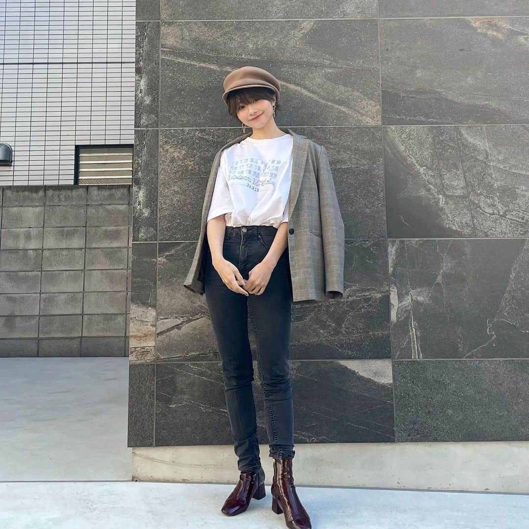 荒谷柚風さんのインスタグラム写真 - (荒谷柚風Instagram)「. . 152cm . 【#ゆずfashion】 . . 春のブリティッシュコーデ🇬🇧 . . プチプラとハイブランドの組み合わせ🕺❤︎ . ブランドタグ付けがバグでできないんだけどなんなの！ インスタの音楽も洋楽以外検索しても出てこないしわたしのインスタ調子悪めすぎる🥲 . . ジャケットはおるだけで春！て感じ 今週末はあったかいらしい🌸 嬉しいどこ出かけよう〜」2月19日 21時45分 - yuzzz1111