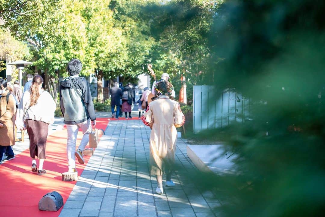 ラクラリエールさんのインスタグラム写真 - (ラクラリエールInstagram)「* 今週もおつかれさまでした*. 少し冷えが戻った昨日と本日でしたが 温かい陽射しがずっと差し込んでおり 桜の蕾もまたふっくらしてきました  関東の開花予想日まで いよいよ1ヶ月となりました 可愛い蕾たちが実っている今の様子を 皆さまも街の桜で是非見てみてください♩ 寒さに耐え凌ぎながら待つ姿に なんだか勇気を貰えそうですよ*.  イベントOpen wedding houseの 準備も着々と進んでおります！  前回新登場の人形劇も 大反響を頂きました*. 今回は何のおはなしでしょうか…  2021.2.23 (祝・火) 9:45〜16:45 (最終入場16:15) 予約不要　無料駐車場有 70台 入場料¥1,000 お子様無料  (パティシエ特製ケーキ&コーヒー付き) 更にアンケート回答で¥500キャッシュバック   イベント内 新ステージ Lunch show 登場！ お食事をしながらライブショーを楽しめます -------------------- ◆ソロ歌 『夢やぶれて』 『私だけに』 『いつも何度でも』 ◆管弦楽ライブ3曲 ◆手合わせ歌 『魚歌』 『夜空に1番輝く星』 ◆アイリッシュダンス --------------------- 1部:  11:45〜12:55 2部:  13:15〜14:25 ¥2,500(税込)  Open wedding houseへの 入場は予約不要ですが Lunch show はお席に限りがございますので アプリBASEにて予約受付中です (お席があれば当日もご案内させて頂きます)  みなさまのご来館を お待ちしております*.  #ふたりの未来も幸せにするウエディング  #クラリプレ花嫁応援 #クラリエール#ラクラリエール  #森の結婚式#優しい結婚式  #大恋愛僕を忘れる君と#大恋愛 #家族挙式 #少人数結婚式  #結婚式準備 #2021年夏婚 #2021年春婚 #結婚式 #大宮結婚式場 #結婚しました#埼玉花嫁  #ガーデンウエディング#人形劇 #ナチュラルウエディング #何気ない瞬間を残したい #森の演奏会#埼玉イベント#埼玉カメラ部 #その瞬間に物語を #インスタ映えスポット #ガーデン挙式 #プレ花嫁 #ブライダルフェア #ファインダー越しの私の世界」2月19日 21時45分 - laclairiere
