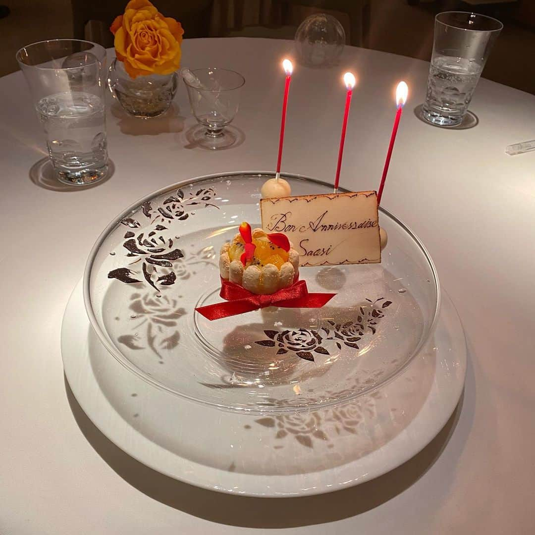 羽田沙織のインスタグラム：「ランチは久しぶりに銀座レカンで。 お誕生日のケーキは、 父がサプライズで、電話で頼んでおいてくれました。 ・ 毎回楽しみなレカンのプチフール。 引き出しを開けると、宝石のようにお菓子が入っていて、 好きなものを好きなだけ取って良いという、まさに宝石箱です。 ・ たくさんの思い出が蘇り、 それは全て父がくれたものでした。 ・ 今年は新たな思い出も増え、 きっと一生忘れることはないだろうと思います。 ・ 感謝の日。 みんなみんなありがとう。 ・ #感謝の日 #銀座 #銀座レカン #レカン #フレンチ #宝石箱 #ランチ #ワイン #飲み過ぎ #ありがとうの日 #父」