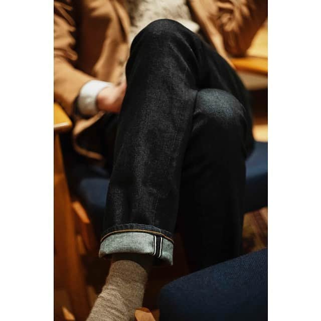 KAIHARA DENIMさんのインスタグラム写真 - (KAIHARA DENIMInstagram)「クラフツマンシップに基づき、高品質な素材と卓越した技術で優れたデニムを生み出すリーバイス®︎のプレミアムライン「Levi’s®︎ Made & Crafted®︎」。その中でも、日本製のデニム生地を使用し、縫製から加工まですべての工程を日本国内で手がけ、最高品質を追求した「MADE IN JAPAN™ COLLECTION」は、特別なコレクションです。ここでは人物、プロダクト、製造メーカー、ファッションシューティングと4回に分けて紹介していきます。Vol.1ではジーンズのオリジンであるアメリカのカルチャー。そして、歴史ある⽇本のものづくり。そのどちらにも造詣の深い⼆⼈の⼈物に、ジーンズ、そして「MADE IN JAPAN™ COLLECTION」の魅⼒を語っていただきました。  →詳細はトップページのリンクから  #kaiharamagazine #Levis #LevisMadeandCrafted #511slim #wdavidmarx #AMETORA #saab #kaihara #kaiharadenim  #denim #jeans #pants #デニムシャツ #ジーンズ #カイハラ #カイハラデニム #カイハラマガジン#リーバイス #リーバイスメイドアンドクラフテッド #デーヴィッドマークス #アメトラ」2月19日 21時46分 - kaihara_denim