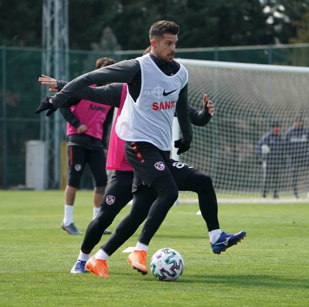 のインスタグラム：「Another good training 💪🏼 focus on Sunday 🔴⚫️」