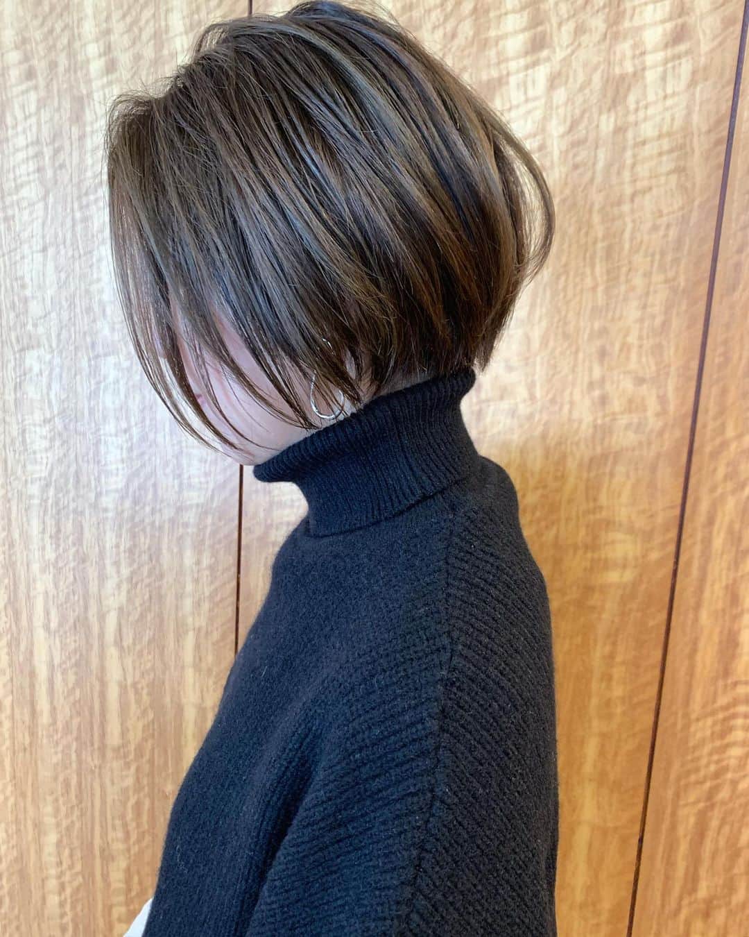 YU-U（工藤由布）のインスタグラム：「かおさん🌳→🌲✂︎ ボブベースに変身して伐採😂 リンさんへのサプライズは成功したか謎だけど 結果プレゼント🎁渡せたからいっか〜と思ってる😉✨ かおさんいつもありがとう🤍 ・・・ #uアレンジ #ショートボブ #前下がりボブ」