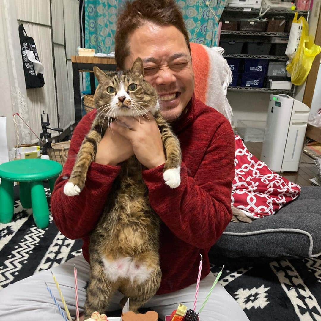 赤プルさんのインスタグラム写真 - (赤プルInstagram)「おめでとう🎊 だんな51歳になりました！  おめーらだんなのことばかにしてんじゃねーかんな。  51歳になっただんなに、 何がほしい？って聞いたら、ゲームっつうから プレステ4を奮発して買ってあげたら、  朝から晩までドラクエやってんだかんな。  だんな今からドラクエ芸人になろうとしてんだかんな。  #赤プルとだんな #チャイム #赤プルのだんな  #松丘慎吾 #51歳  #ドラクエ芸人」2月19日 21時51分 - puluco_a