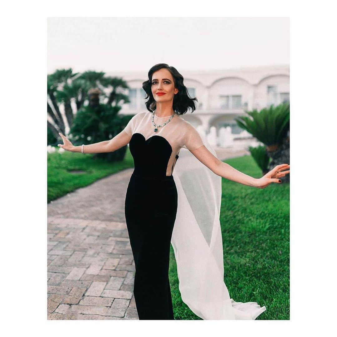 エヴァ・グリーンのインスタグラム：「#FBF diva moment in Capri for @bulgari  Photo by @stepanfilenko x @f2max」