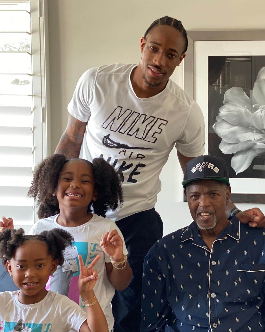 デマー・デローザンのインスタグラム：「Words won’t serve justice to what you meant to me. Never missed a game, a practice, a opportunity to show me what a great father was. You pushed me my whole life to be able to withstand the roughest of times. Never seen you complain nor fold. All I cared about was making you proud. Over the past 3 years I seen you display the ultimate measure of a man fighting to the end. Wish I could tell you thank you one last time. Rest well Big Dog! Love you Dad...」