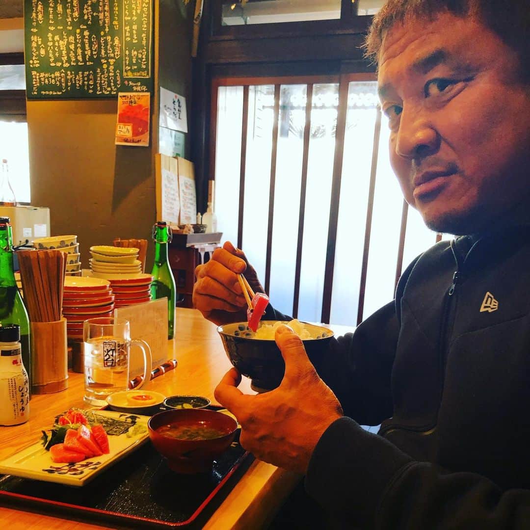 永田裕志のインスタグラム：「昨日のオフ日に久しぶりに女房とランチに行きました。 私は本生マグロ定食を食べました。 とても美味しくて、幸せな気持ちになりました。 次はこのお店で昼飲みしてみたいです。 #永田裕志  #灯台  #新日本プロレス  #溝の口」