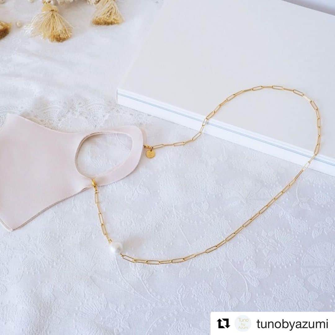 azumiのインスタグラム：「友人たちの購入情報が続々届くフライデーナイト。泣けてくる。呑もう。  #Repost @tunobyazumi  ・・・ 1日でソールドアウトになった商品が出てまいりました。本当にありがとうございます。“お気に入り”登録をしていただけましたら、追加情報が届きますので、ぜひご登録をしてお待ちください！  #tunobyazumi  #azumi  #maskchain  #maskholder #マスク生活」