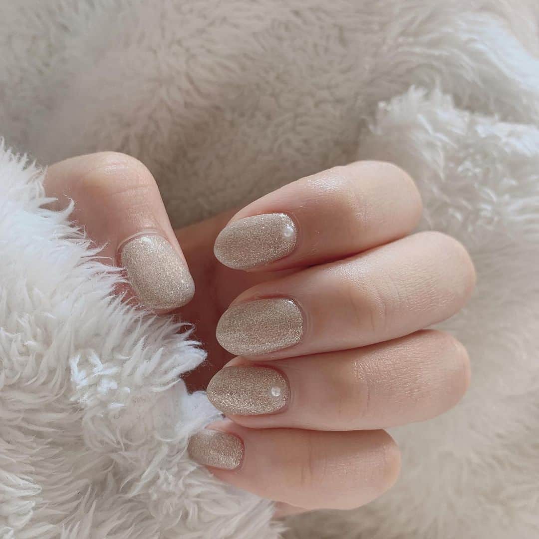 宮丸くるみのインスタグラム：「New nail ‪‪☺︎‬  ・ ・ ・  #ネイル #ベージュネイル #ナイスネイル #newnail #nail #ラメネイル #パールネイル #パール #キラキラネイル #ゴールド」