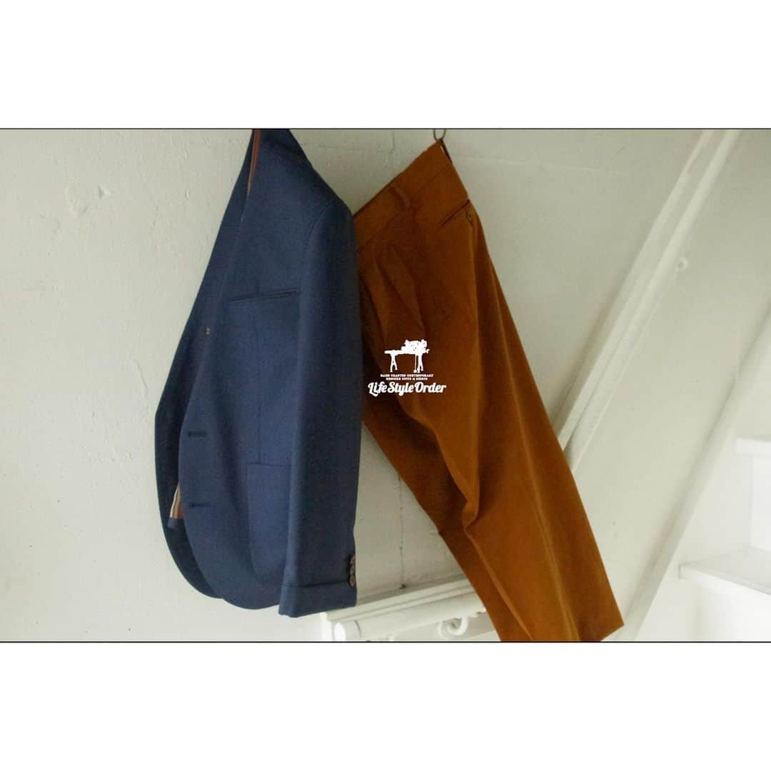 life_style_orderさんのインスタグラム写真 - (life_style_orderInstagram)「< jacket × trousers >﻿ ﻿ カジュアルなノーカラージャケットに中肉のコットン素材のワイドパンツスタイル。﻿ ﻿ カットソーを合わせたルーズコーデと配色が絶妙👌🏻﻿ ﻿ -----------------------------------------﻿ 11:00-19:00 木曜定休日﻿ 完全予約制﻿ ※HPのコンタクトフォームよりお願いします﻿ -----------------------------------------﻿ ﻿ #lifestyleorder #ライフスタイルオーダー #ジャケット #オーダージャケット #ノーカラー #ノーカラージャケット #ワイドパンツ #タックパンツ #ジャケパンスタイル #ジャケットコーデ」2月19日 21時58分 - life_style_order