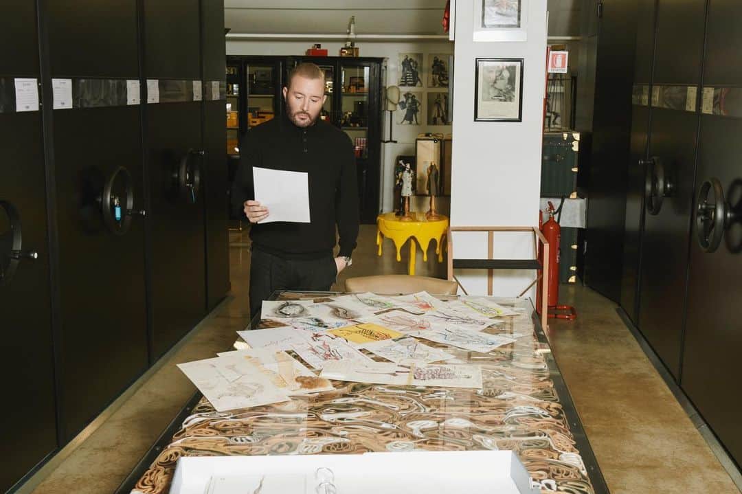 Fendiさんのインスタグラム写真 - (FendiInstagram)「“Karl was a designer that every designer looked up to and I feel privileged to be able to look at his vast archive at Fendi “  @mrkimjones  Photographer: @brett_lloyd」2月19日 21時59分 - fendi