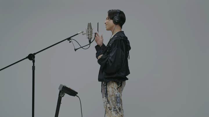 SIRUPのインスタグラム：「THE FIRST TAKE、「LOOP」を歌いました。 大好きな仲間、井上惇志(showmore)のピアノと共に🎙 リラックスした感じでセッション出来たんで、みんなもまったりどうぞ🌹 いつもたくさん聴いてくれてありがとう、フルはYouTubeにて▶️  I got to perform “LOOP” for THE FIRST TAKE!  Hope you guys like the vibe of this stripped back version, and thank you so much for all the love on LOOP 💜 With the one and only Atsushi Inoue (from showmore) on the keys 🎹  Key : Atsushi Inoue (from showmore)  @atsushi__inoue  Recording Engineer : Hiraku Someno @hirasome Recording Support : Kenta Arai @kenta__arai Stylist : TEPPEI @stylist_teppei Hair : TAKAI @rr_takai_  @the_firsttake  #SIRUP #THEFIRSTTAKE #ファーストテイク」