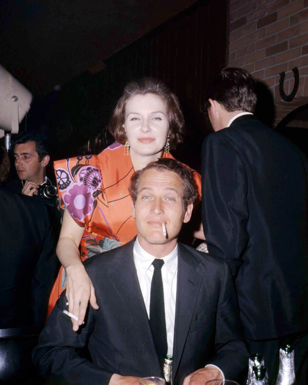 GQさんのインスタグラム写真 - (GQInstagram)「#YourMorningShot: Paul Newman with his wife Joanne Woodward, circa 1965」2月19日 22時00分 - gq
