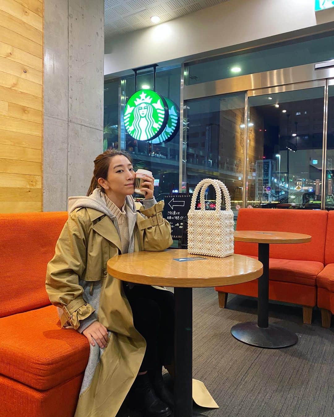 木嶋真優のインスタグラム：「前橋市民文化会館でのリサイタル 終わり🎻 楽しかった！ 今日も私の想像より うんとたくさんの方が来てくださった😭 ありがとうございました🙏 帰り道🚅待ちで スタバでさくっと飲んで帰るよー🏃‍♀️ 今日のアウターは @amerivintage 🤍 #私服 #fashion #ootd」