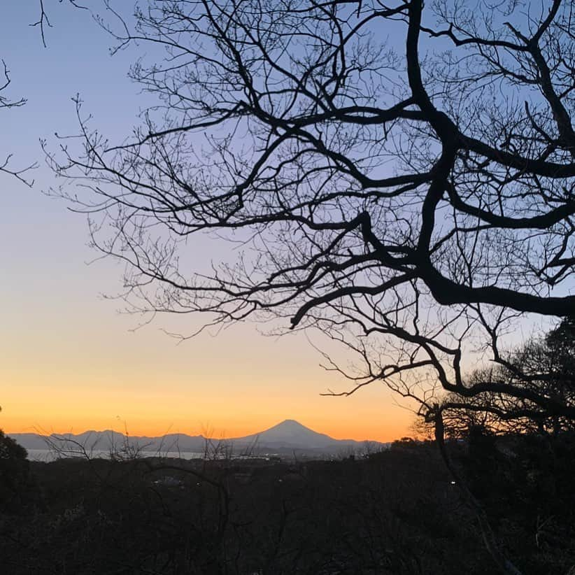 クリス智子さんのインスタグラム写真 - (クリス智子Instagram)「夕暮れ時「今日は、絶対に、きれいに見えるだろうなぁ」と、気持ちはやらせ、通った道での一枚。  肉眼では、富士山も相当大きく見えるんだけどなぁ，、 いい夕暮れだったことを伝えたい。  そちらは、どうでしたか？  日が暮れる時間に、ちゃんと空を見られたなら、 本当に幸せ。」2月19日 22時02分 - chris_tomoko