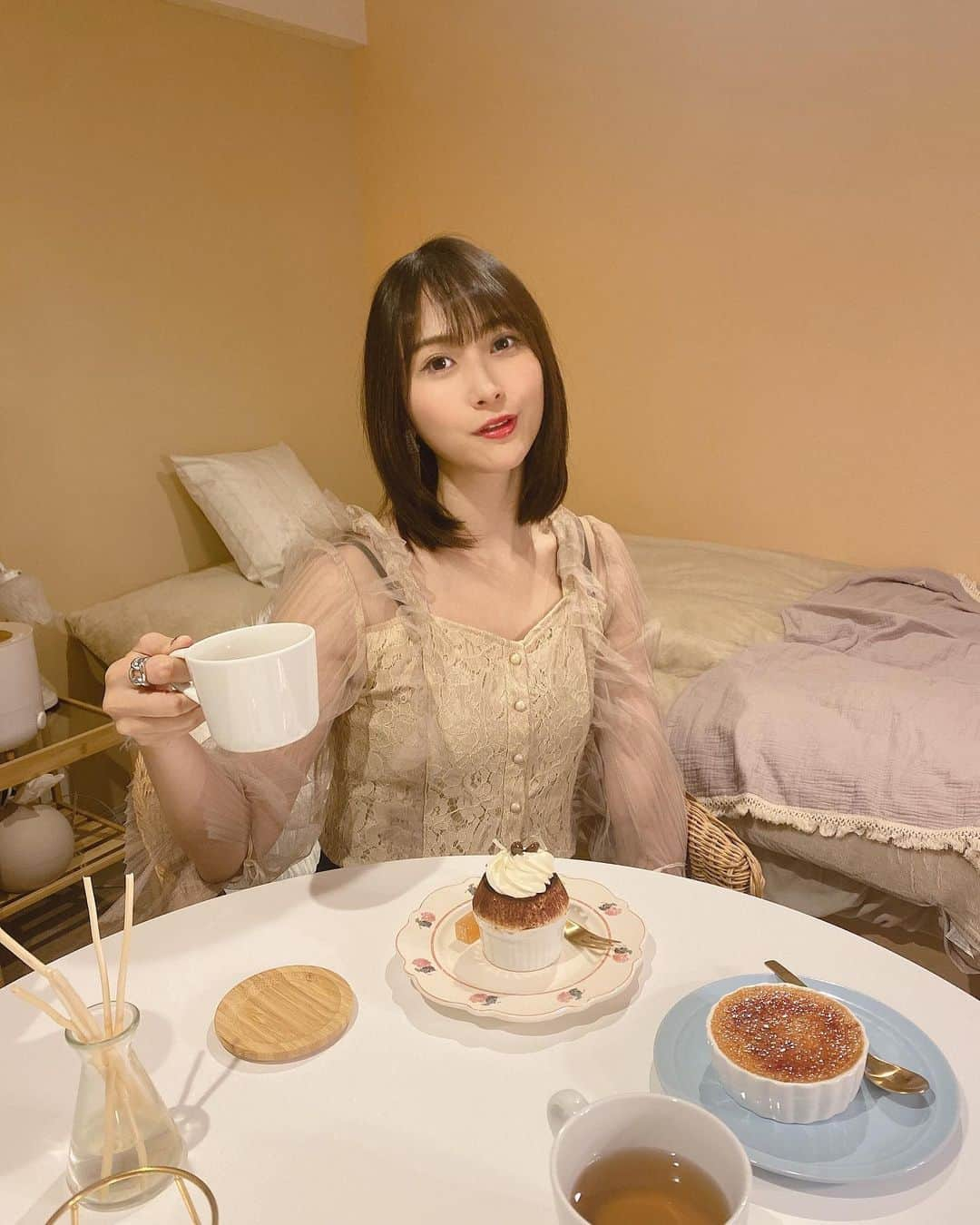 はりーさんのインスタグラム写真 - (はりーInstagram)「お家カフェがおしゃれ…🥺🍰✨ くまたろうと楽しかった❤️❤️❤️ 来週も一緒にマクロスf見ます🥺🎉 チョコレートもいただきました💋 嬉しい🥺 来週のマクロスも楽しみだなあ…💕 くまちゃんにひぐらしも勧めました🎉 オタクオタクオタク( • ̀ω•́ )✧シャキーン  #1日1りら #バレンタイン」2月19日 22時02分 - kirarin_harry_official