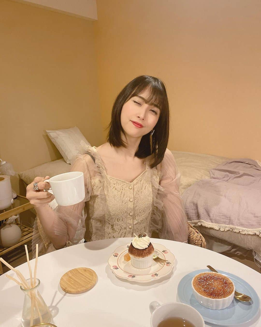 はりーさんのインスタグラム写真 - (はりーInstagram)「お家カフェがおしゃれ…🥺🍰✨ くまたろうと楽しかった❤️❤️❤️ 来週も一緒にマクロスf見ます🥺🎉 チョコレートもいただきました💋 嬉しい🥺 来週のマクロスも楽しみだなあ…💕 くまちゃんにひぐらしも勧めました🎉 オタクオタクオタク( • ̀ω•́ )✧シャキーン  #1日1りら #バレンタイン」2月19日 22時02分 - kirarin_harry_official