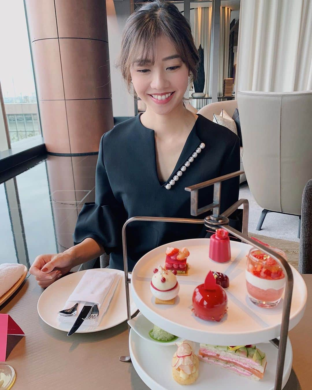 青山美沙子のインスタグラム：「♡𝐀𝐟𝐭𝐞𝐫𝐧𝐨𝐨𝐧 𝐭𝐞𝐚♡﻿ ﻿ 【𝐅𝐨𝐮𝐫𝐬𝐞𝐚𝐬𝐨𝐧𝐬 𝐡𝐨𝐭𝐞𝐥 𝐨𝐭𝐞𝐦𝐚𝐜𝐡𝐢】﻿  𝐓𝐇𝐄 𝐋𝐎𝐔𝐍𝐆𝐄﻿ ﻿ ﻿ ﻿ ﻿ 和テイストのザラウンジはシンプルながら上品な空間で、﻿ この日は天気が良くて39階からの見晴らしが素晴らしかった♡﻿ (皇居の森が見えるよ☺︎)﻿ ﻿ ﻿ ﻿ ﻿ prettywomanとFREDのアフタヌーンティーで、内容はこんなかんじ↓﻿ ﻿ ﻿ ﻿ ☑︎セイボリー﻿ ハニーフォアグラ ミルクジュレとラズベリー﻿ スモークサーモンサンドイッチ　胡瓜とビーツサワークリーム﻿ ベジタブルトスターダ　ズッキーニ、ドライトマト、オリーブ﻿ 鶏胸肉とベーコン ケール 赤キャベツのサンドイッチ﻿ ロブスターエッグサンドイッチ　サフランアイオリ﻿ ﻿ ﻿ ﻿ ☑︎スイーツ﻿ 苺と柚子のタルトレット﻿ 赤いベリーとピスタチオのケーキ﻿ 苺とホワイトチョコレートのサヴァラン﻿ パッションフルーツのボンボンショコラ﻿ レアチーズラズベリームース﻿ イチジクとホワイトチョコレートのメレンゲ﻿ ダークチョコレートとキャラメルアップル﻿ ﻿ ﻿ ﻿ ﻿ ☑︎スコーン﻿ レーズン、苺、ピスタチオとクランベリー﻿ クロテッドクリーム﻿ 季節のフルーツジャム﻿ ﻿ ﻿ ﻿ ﻿ ﻿ ﻿ ドリンクはお茶の種類が豊富で、﻿ 和束和紅茶や抹茶、ほうじ茶などなど沢山楽しめました♡﻿ ﻿ ﻿ ﻿ ﻿ 美味しいと聞いていたフォーシーズンズのアフタヌーンティー、確かに美味しかった♡﻿ また内容が変わったら来たいなぁ﻿ ﻿ ﻿ ﻿ ﻿ #afternoontea#アフタヌーンティー#東京アフタヌーンティー#フォーシーズンズホテル東京大手町#フォーシーズンズ#ホテル女子会#ホテル好き#女子会#女子会ランチ#都内ランチ#大手町#ヨーコチャン#yokochan#ヨーコチャンワンピ#yokochanワンピース#アラサー女子#アラサー女子コーデ#ホテルランチ#アフタヌーンティー巡り #アフタヌーンティー部 #アフタヌーンティー好き #アフタヌーンティー女子会 #アフタヌーンティー東京 #アフタヌーンティー好きな人と繋がりたい」