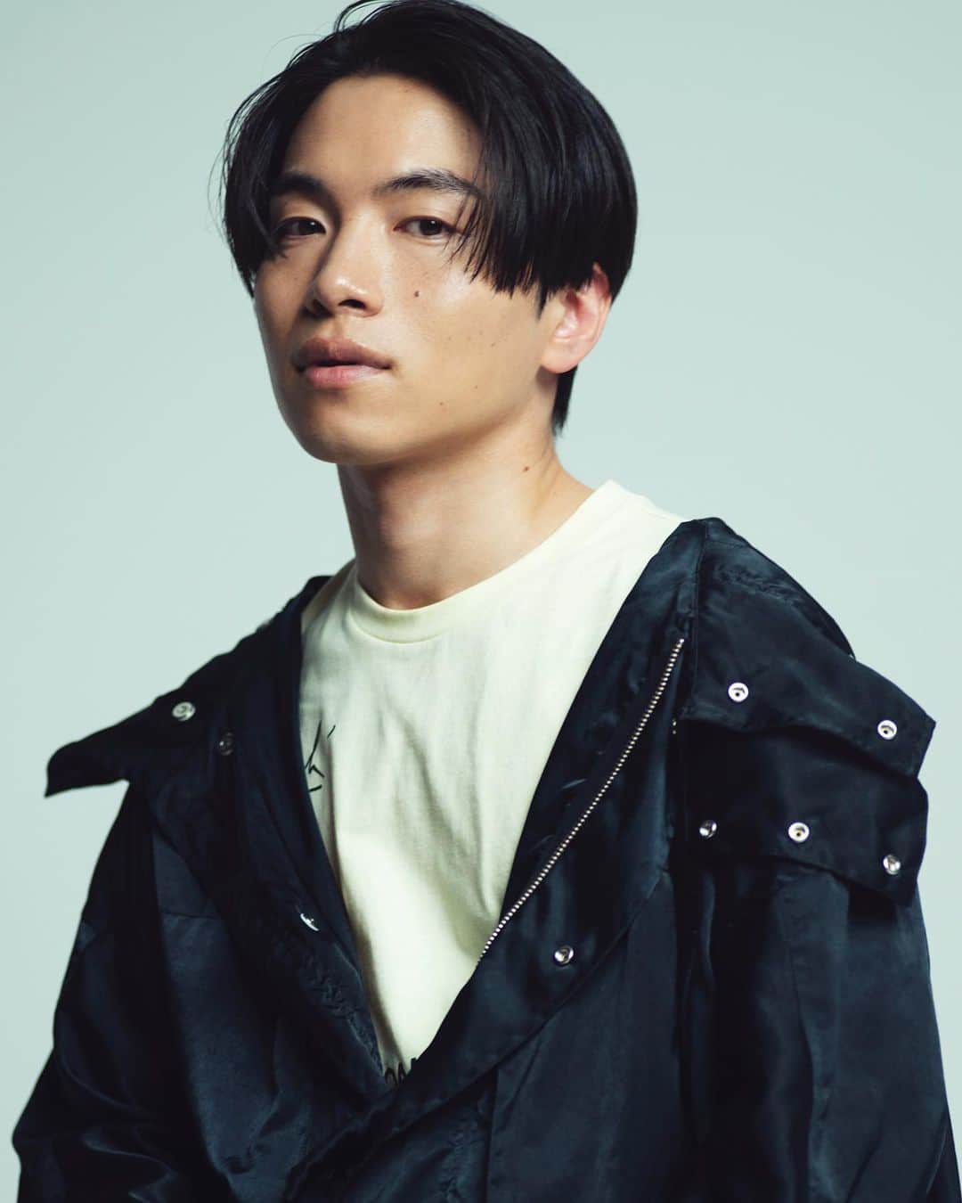 長山一樹のインスタグラム：「ただいま公開された第94回は、ラップと歌を自由に行き来するボーカルスタイルと、そして自身のルーツであるネオソウルやR&BにゴスペルとHIPHOPを融合した、ジャンルにとらわれず洗練されたサウンドで誰もがFEEL GOODとなれる音楽を発信している気鋭アーティストSIRUPが初登場。 ２年ぶりの2ndアルバム「cure」が3/17にリリースされることが決定しているが、今回はYouTubeでMVの再生回数が2000万回を超えている代表曲「LOOP」をここだけのピアノアレンジにて一発撮り披露。  映像と写真の監督兼撮影を担当させていただいてるYouTubeチャンネル「THE FIRST TAKE」より。SIRUPさんを撮影させていただきました。  @the_firsttake  #sirup @sirup_insta  #loop  Creative Director / Art Director: @smzksk  Art Director: @kana_takara  Director of Photography: @kazuki_nagayama  Lighting Director: @kazuhidetoya  Producer: Kentaro Kinoshita Producer: @makotouchida__  Stylist @stylist_teppei  Hair @rr_takai_  #thefirsttake #photography #cinematography #director #portrait #thefirsttake #youtube #hasselblad #h6d #kazukinagayama #長山一樹」