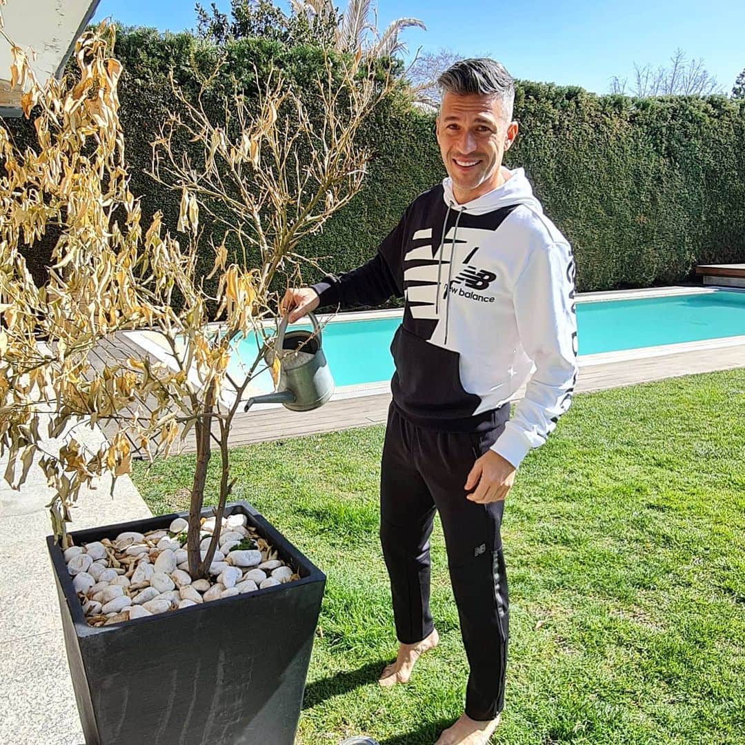 ルイス・ハビエル・ガルシア・サンスのインスタグラム：「Have a great weekend people!! I'm sure you're looking forward to the Derby tomorrow.  I'm chilling here trying to recover the orange tree after last month snow storm,  I'm singing the Sangria son, heard helps plants !! #MoreThanaGame #Weekend #Derby」