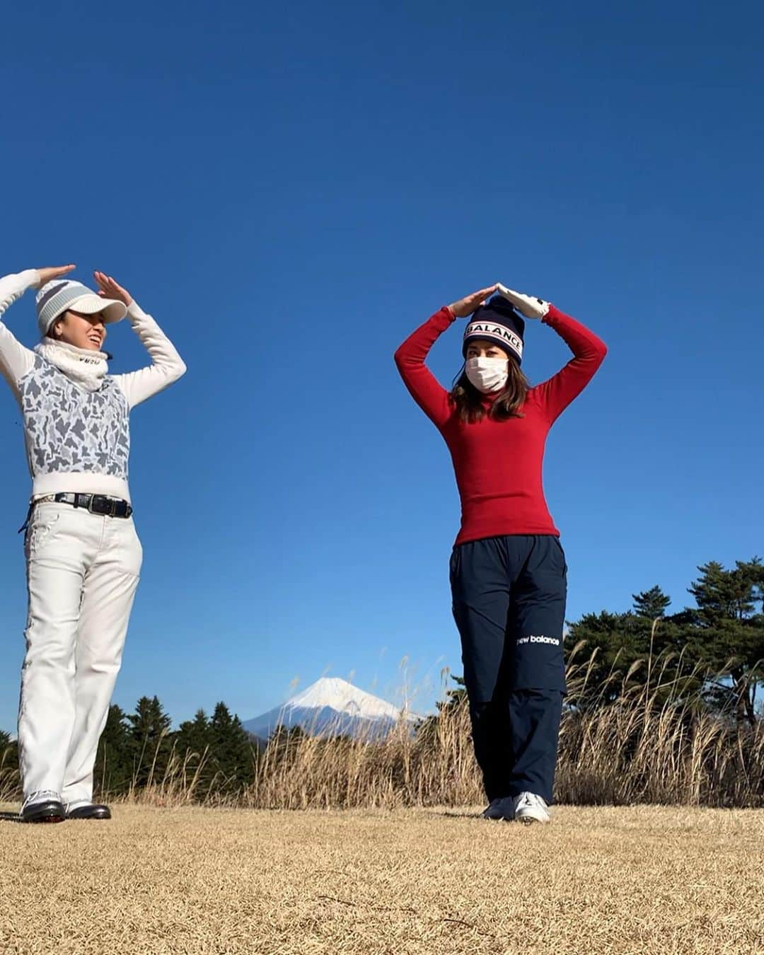 桒原えりかのインスタグラム：「#修善寺カントリークラブ にて2日間の短くて濃いミニ合宿が終わりました👌 お世話になりました。 (やることに集中しすぎて、2人の写真は、この謎のポーズのしかないw) そうそう、途中、癒しの鹿🦌の家族と逢えました💕 @mami_kagasono のしゃべりおもしろすぎw あのあと、”真美は鹿と沢山話せた”と謎の発言してました。いや、無視されてましたよね？笑 にしても、コースのマークと全く同じ鹿の姿がティーマーク越しに見れるなんて🥰💕 天気同様、ついてる〜ぅ！ . . #fidra #zoy #オーダーメイドシューズ #azasgolf #ゴルフシューズオススメ ゴルフスイング #ゴルフ女子 #lpga #jlpga #高尔夫 #골프 #golf #golfswing #ゴルフウェア #コーデ #golflife #golflifestyle #女子プロゴルファー #プロゴルファー #鹿 #動物 #animals」