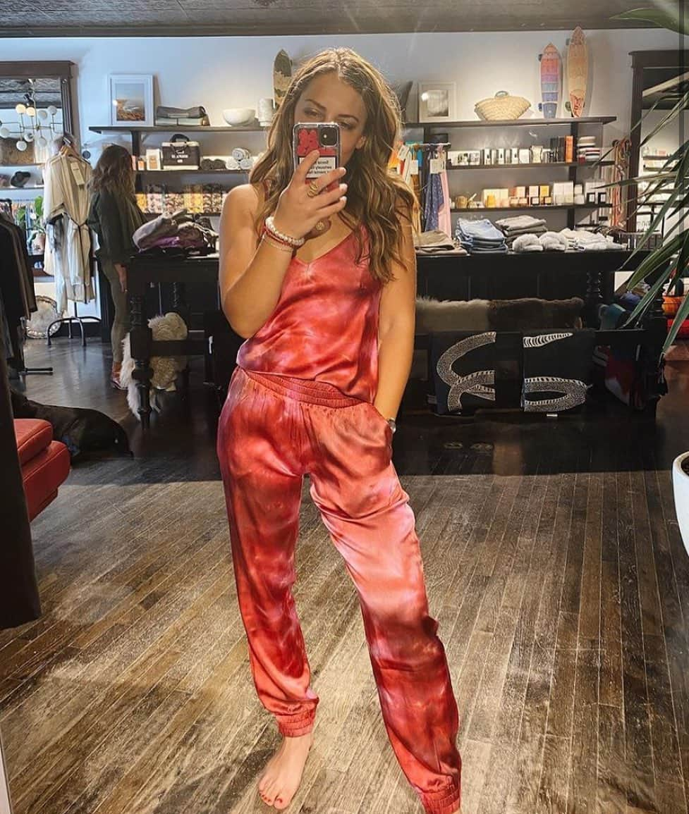 ミッシェルジョナスさんのインスタグラム写真 - (ミッシェルジョナスInstagram)「Love Your Life. ♥️ #SilkJogger @haven_boulder  #NewCollection  www.mijobymichellejonas.com #michellejonasdesigns #michellejonastravelwear  • • •  #SupportSmallBusiness #NewColor #Colors #BeachLiving #MadeInLA #poolside #resortwear #evolving #perspective #instafashionistas #vacationwear #travelwear  #loveyourlook #fallinlovewiththeprocess #love #yourelovely #friends #besafeeveryone #tiedyedinLA #HandDyed #Inspiration」2月20日 3時39分 - michellejonasdesigns